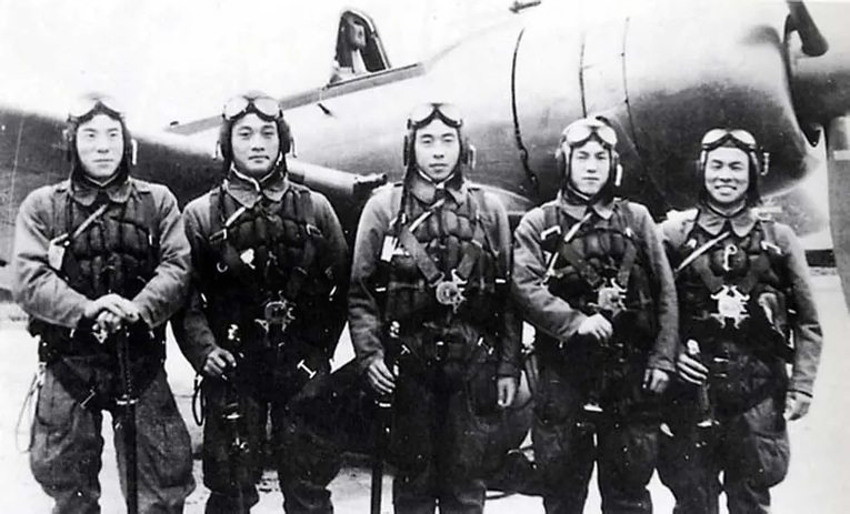 Pilotos japoneses durante a segunda guerra mundial. A utilização de pilotos de combate como (Kamikaze) pilotos suicidas trouxaram consequências catastróficas para a nação japonesa
