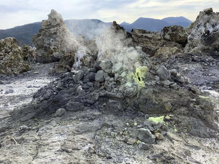 Poços de água e lama borbulhando, acidez e rochas vulcânicas fazem um incrível contraponto ao belo e tóxico lago Usori