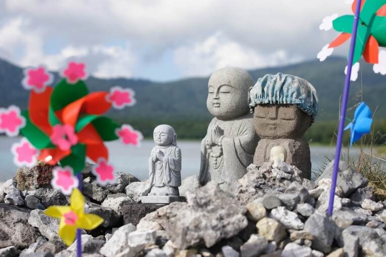 O Bodhisattva Jizo, padroeiro das crianças, protege os espíritos delas contra os Oni e guiam elas para o seu caminho