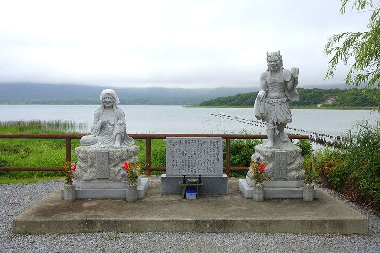 Estátua de Datsue-ba (esquerda) e Keneō (direita), os dois Oni guardiões do rio Sanzu no Kawa
