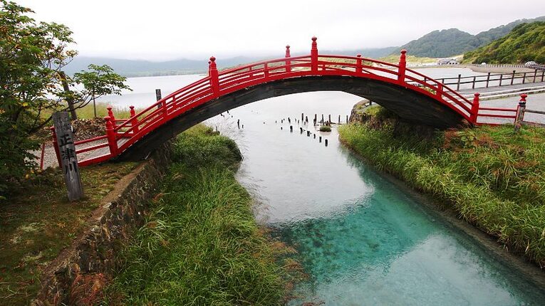 Ponte que conduz os espíritos ao mundo dos mortos, uma alusão a travessia do rio Sanzu no Kawa