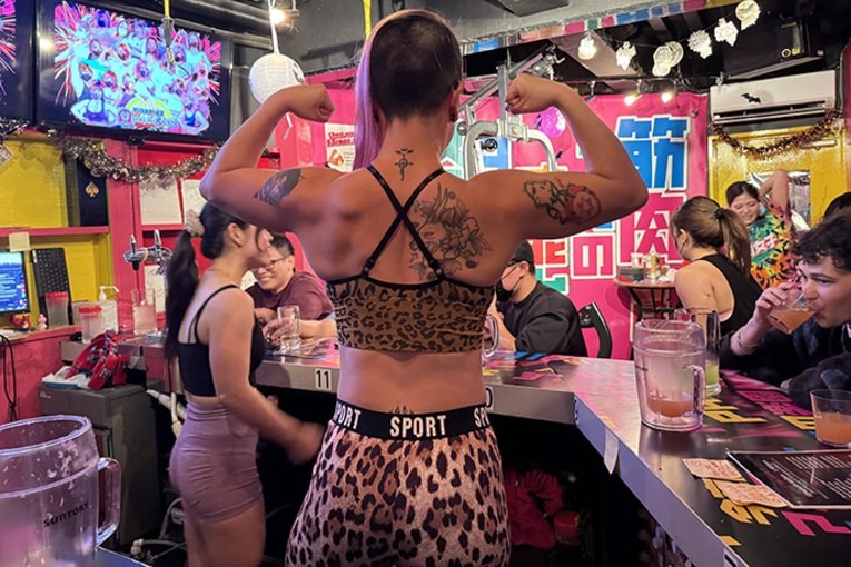 O bar temático Muscle Girls Bar em Toshima, Tokyo, é o único de seu tipo no mundo