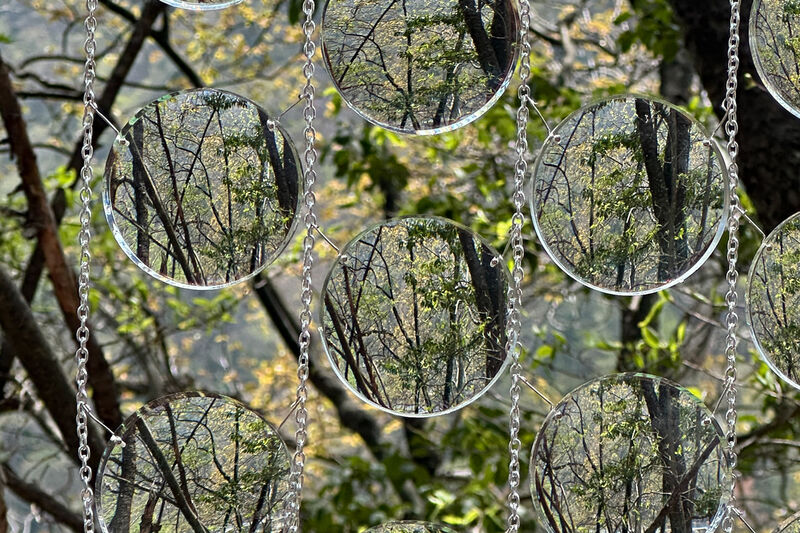 Pequenas paisagens refletidas nas lentes de grau em obra de arte de Omachi