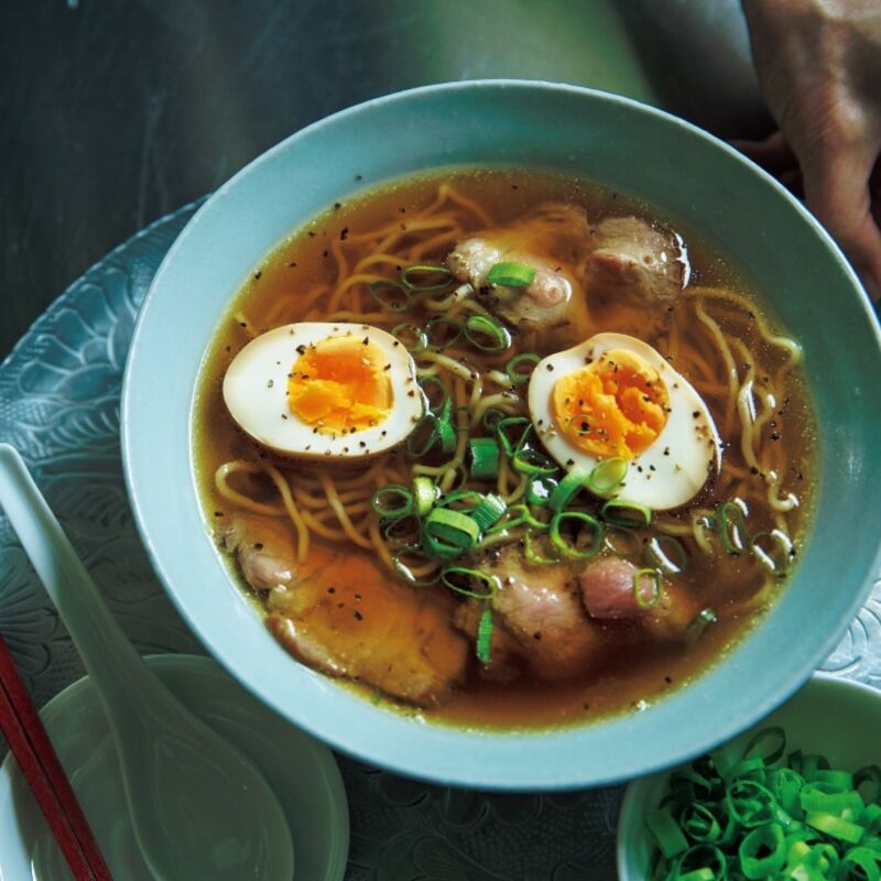 Base de caldo do ramen japonês com molho de soja