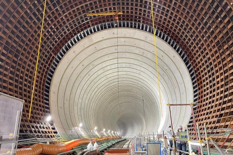Esse túnel para vazão de água de 5,4km de extensão construído a 42 metros de profundidade na capital japonesa conectará o reservatório Ring Road Nº 7 do rio Kanda com o reservatório do rio Shirako. A construção prevista para ser concluída em 2030 aumentará a capacidade de manejar água de enchentes dos atuais 2,64m³ milhões para 3,6m³ milhões em volume de água
