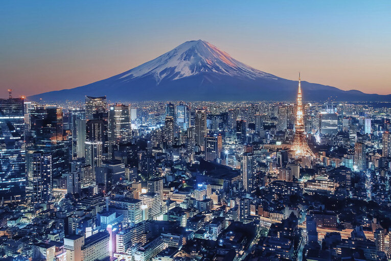 Tokyo é a maior cidade do mundo e tem cerca de 14,18 milhões de habitantes. Porém, a Região Metropolitana de Tokyo que inclui partes das província de Kanagawa, Chiba e Saitama possui cerca de 34 milhões de habitantes (até 41 a depender das outras prefeituras que podem ser consideradas como parte da Região Metropolitana de Tokyo), tudo o que acontece na capital inevitalmente afetará a vida de todos que orbitam Tokyo