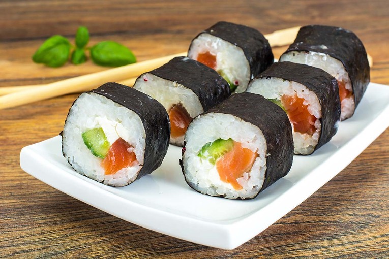 Nori é a alga-marinha mais comum para fazer sushi