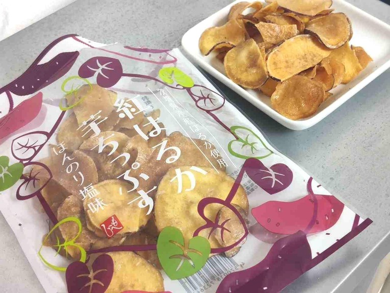 Há muitas opções de batata doce chips nos supermercados, konbinis e lojas japonesas