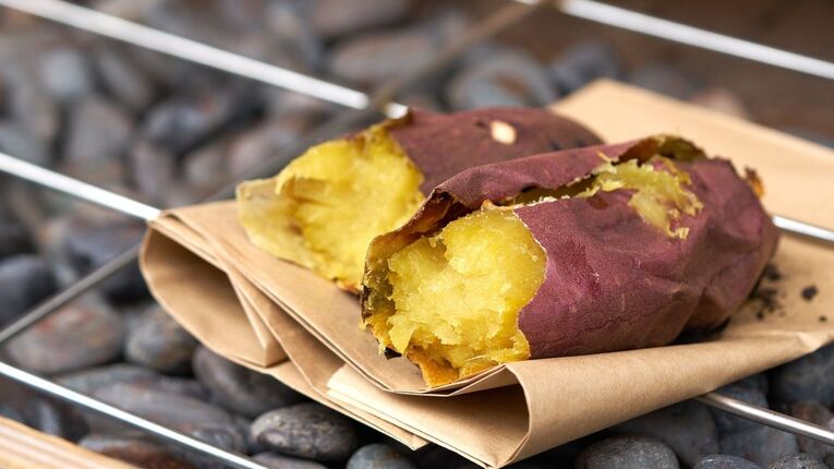 Cozir a batata doce em temperatura baixa preserva o sabor