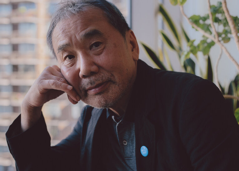 Formado pela Waseda University, Haruki Murakami é um dos escritores japoneses mais inflientes no mundo e foi homenageado com um biblioteca no campus de sua universidade