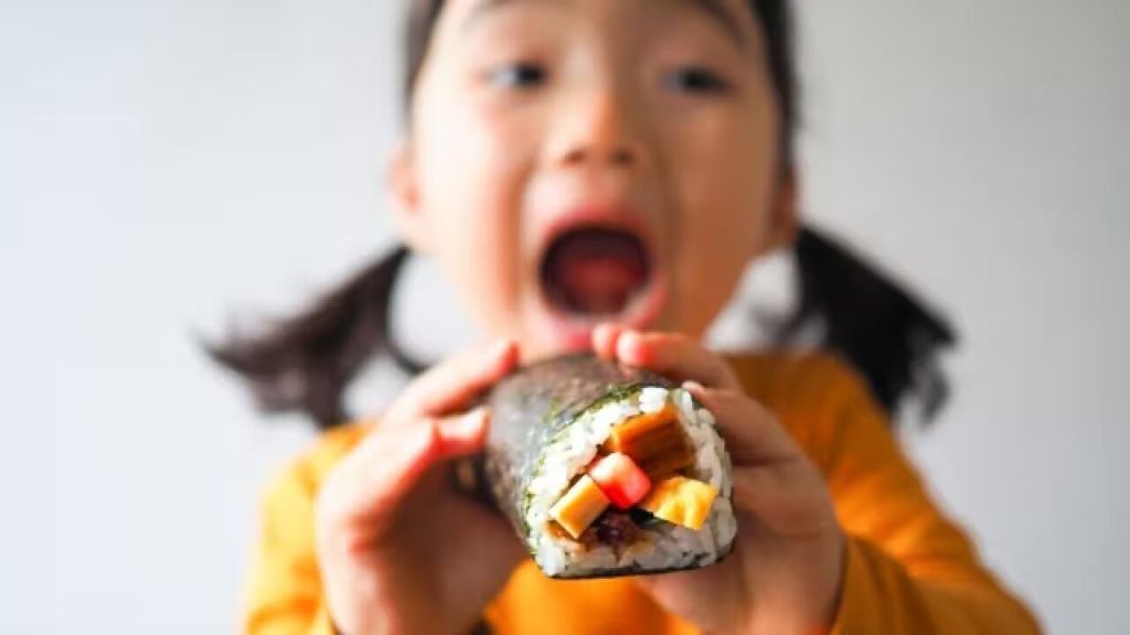 Sushi gigante é comido um dia antes da primavera para atrair sorte