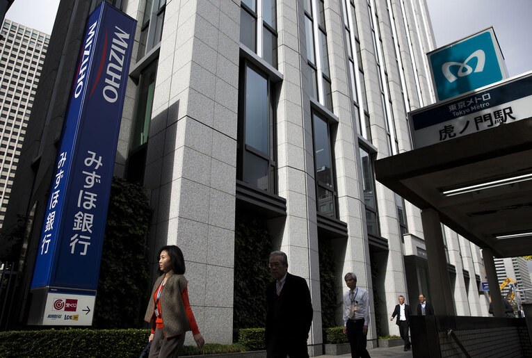 Bancos tradicoinais exigem mais burocracia. É mais difícil, mas cobre toda a gama de serviços bancários para quem os utiliza