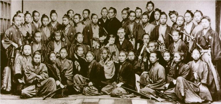 O fim da classe samurai só aconteceu em 1876 com o Haitōrei (廃刀令), lei que proibia o porte de armas que não fossem por agentes de segurança