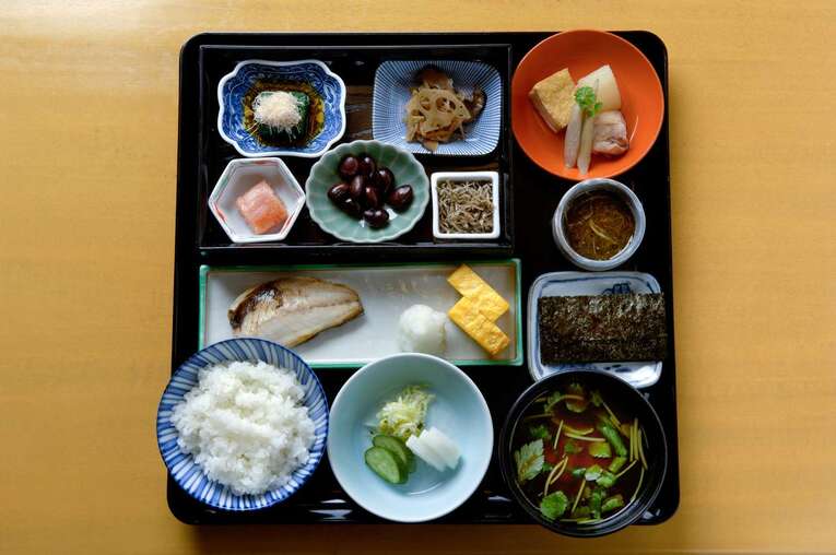 Há diferenças significativas entre a dieta japonesa e a dieta ocidental que vão desde a forma como se come e aquilo que se come