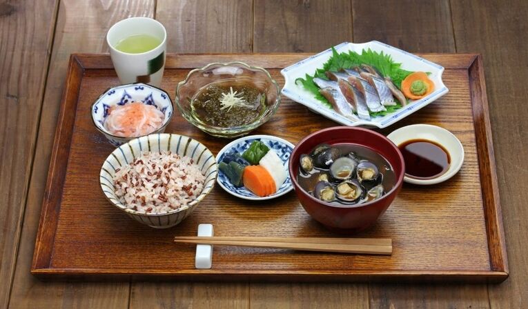 A dieta japonesa tendem valorizar a variedade em vez da quantidade. São pequenas refeições em quantidade, mas em grande variedade