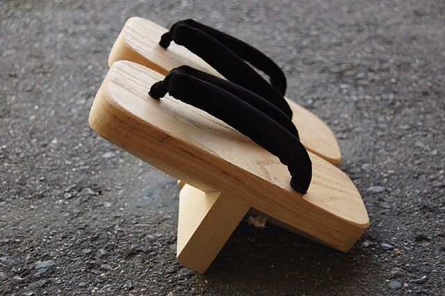 Geta, sapato de madeira com dente tradicional do Japão