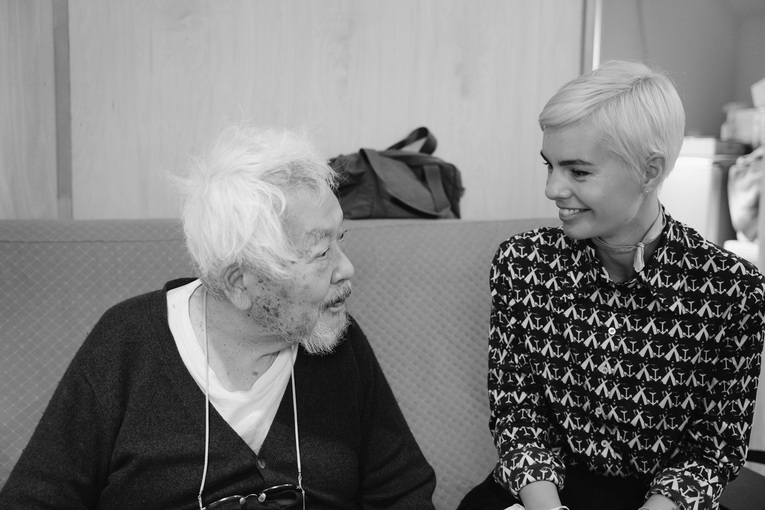 Ay-O, artista visual japonês, e Malene Wagner, uma historiadora da arte dinamarquesa em um encontro em outubro de 2022, mais um exemplo da íntima relação artística entre Japão e Dinamarca