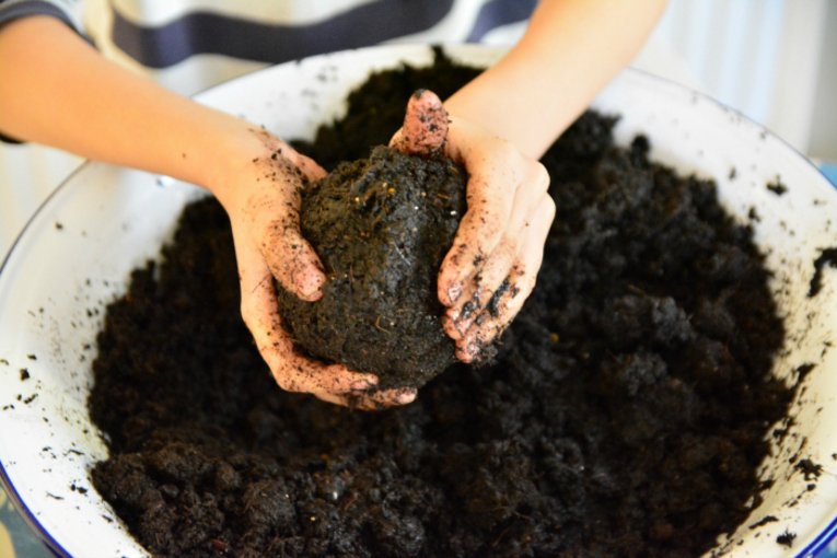Duas ou três xícaras de terra serão o suficiente para preparar uma esfera de terra. Adicione água para dar flexibilidade e criar uma esfera firme