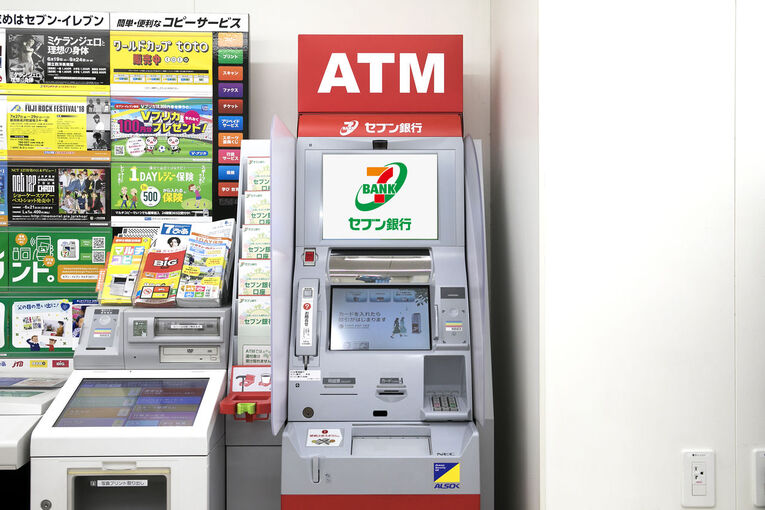 Os caixas eletrônicos (ATM) normalmente estão ao lado da fotocopiadora nas konbinis das "Big Three". Para realizar saques são cobradas taxas de até JP¥ 330,00 