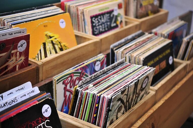 O Japão é o maior consumidor mundial de música por mídia física. e Tokyo é uma espécie de Mecca dos vinis