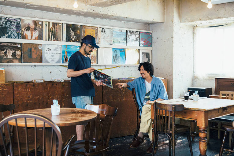 Mais do que uma loja de vinil em Tokyo, a City Country City é um espaço dedicado à comunidade amante da boa música ao som das aguhas e sulcos dos discos com seu Bar & Café