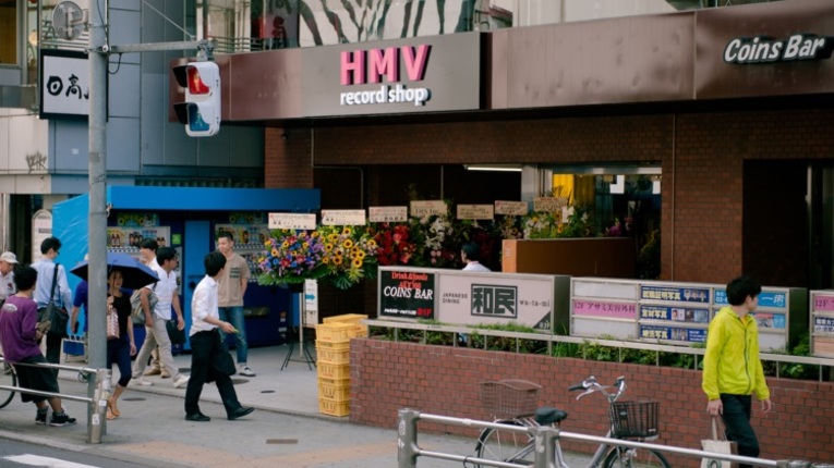 A HMV Records tem apenas três lojas de discos em Tokyo, uma em Shibuya, uma em Shinjuku e uma em Kichijoji