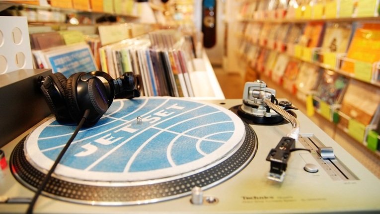 A Jet Set é um point da música Indie japonesa com um catálogo farto de produções do gênero