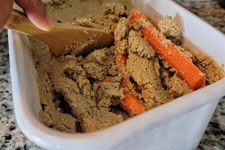 A manutenção do Nukazuke é simples, basta mexer de cima para baixo diariamente