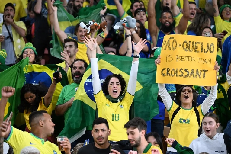 Cartazes "Pão de queijo is better than croissant" se espalharam durante os Jogos Olímpicos de Paris de 2024