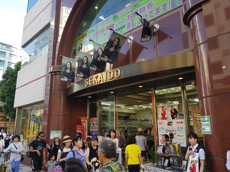 Inaugurada em 1940 como uma loja de moldura e materiais de pintura, hoje é um dos principais destinos de artistas e apaixonados por papelaria