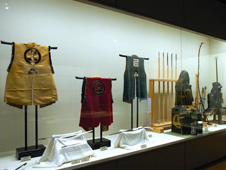 Uniformes e armas das forças Murakami Kaizoku no museu