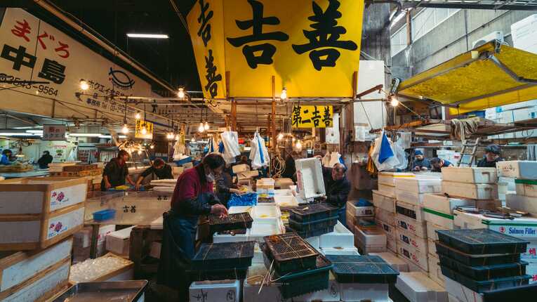 Antigo mercado de peixes Tsukiji antes de fechar as portas em 2018