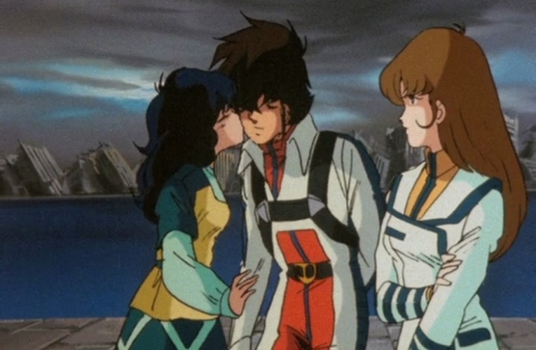 O triângulo amoroso entre Hikaru Ichiyo, um piloto civil, a cantora Lynn Minmay e Misa Hayase, uma oficial formada pela UN Spacy está no meio da trama do anime