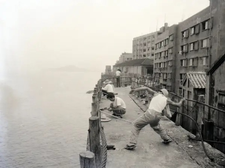 Depois que as minas de carvão de Gunkanjima fecharam oficialmente em janeiro de 1974, até o final de abril do mesmo ano a população da ilha chegou a zero
