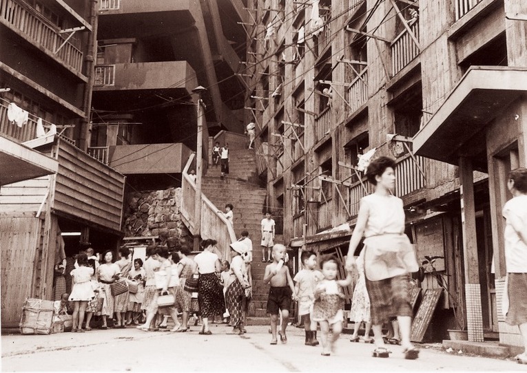 Conforme a demanda por carvão aumentava, a população de Gunkanjima também aumentava. Os edifícios construídos na ilha eram reforçados para surportarem os tufões que atingem a região