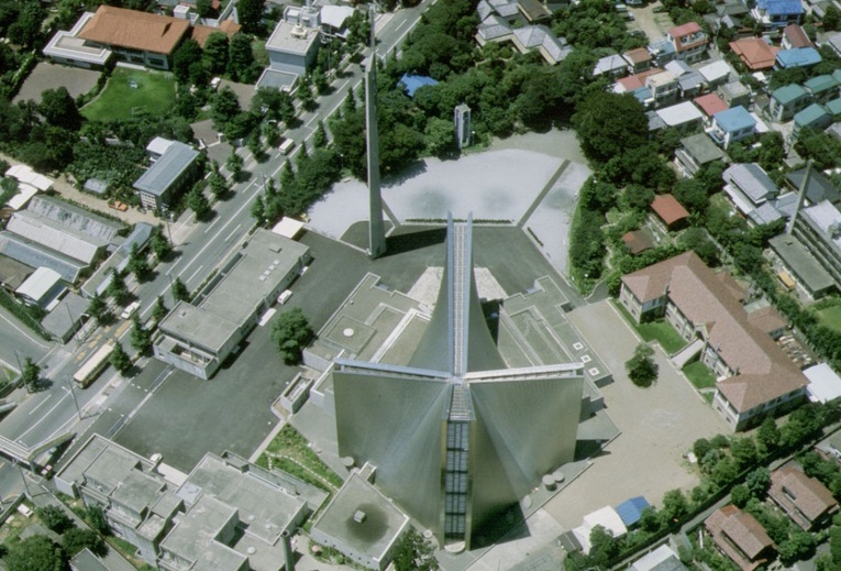 Uma das obras mais polêmicas de Kenzo Tange, a Catedral de Santa Maria em Tokyo tem formato de cruz