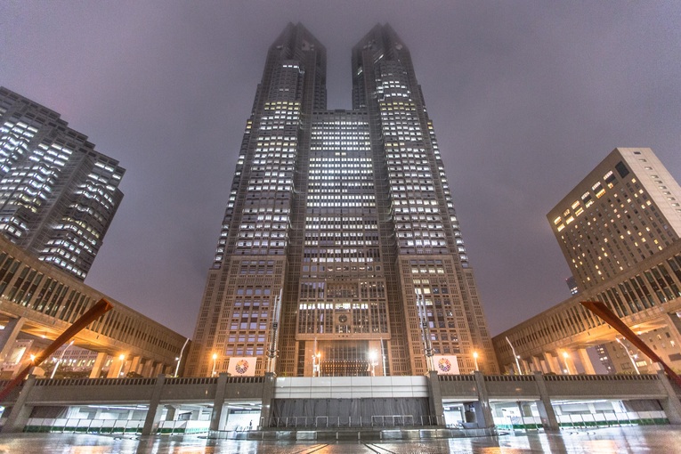 Tokyo Metropolitan Government Building. Em um caso su generis, Kenzo Tange foi o responsável pelo projeto dos prédios administrativos de Tokyo em 1957 e 1991