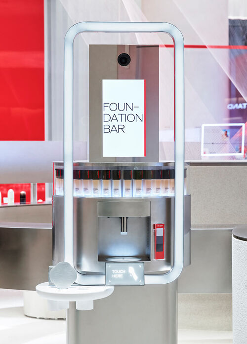 Máquina de base identifica a cor da pele e dá tom perfeito de base na loja de Ginza da Shiseido