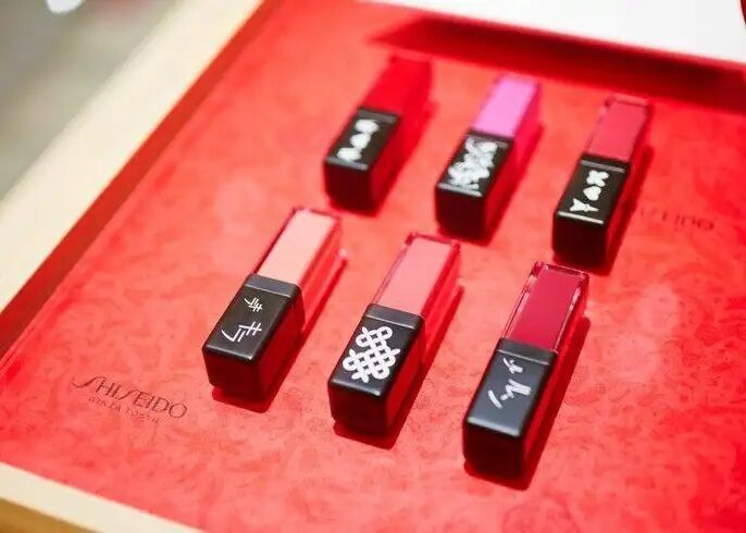 Batons com gravação personalizada da loja Ginza da Shiseido