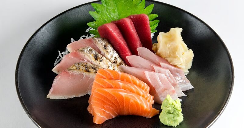 Fatias de peixe cru se chama sashimi