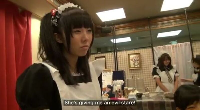 Atendentes de cafe tsundere dão gelo nos clientes