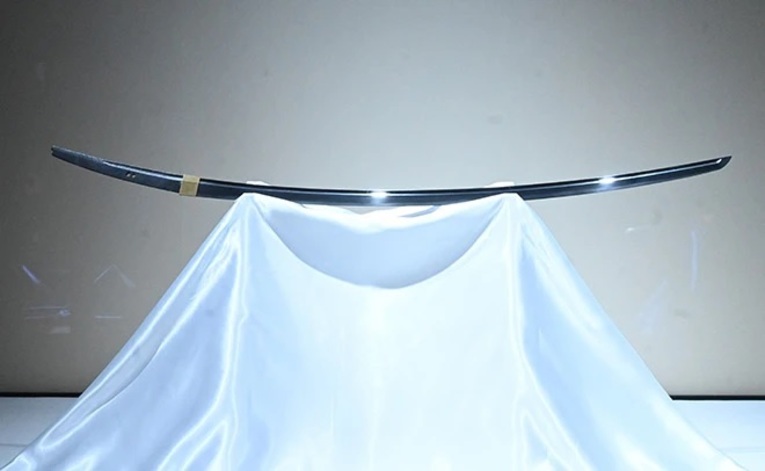 A lendária espada Onikirimaru de Watanabe no Tsuna exposta no santuário Kitano Tenmangu em Kyoto