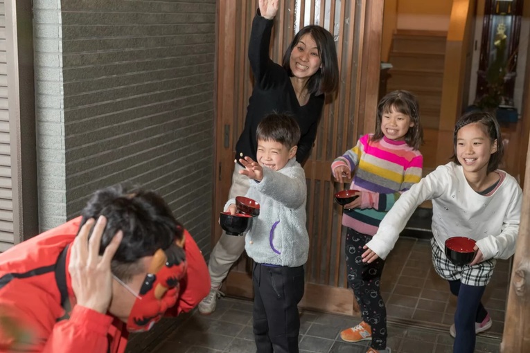 Japoneses com sobrenome Watanabe, o quinto mais popular do Japão, não se sentem obrigados a realizar o Setsubun por causa dos feitos do primeiro Watanabe da história do Japão: Watanabe no Tsuna