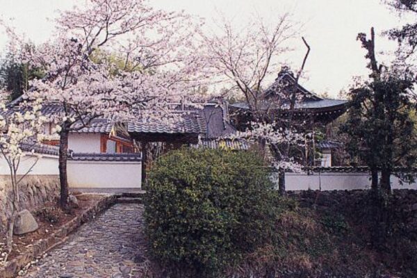 Templo Shodoji em Nishueno na cidade de Kawanishi, província de Hyogo, local onde está o túmulo de Watanabe no Tsuna