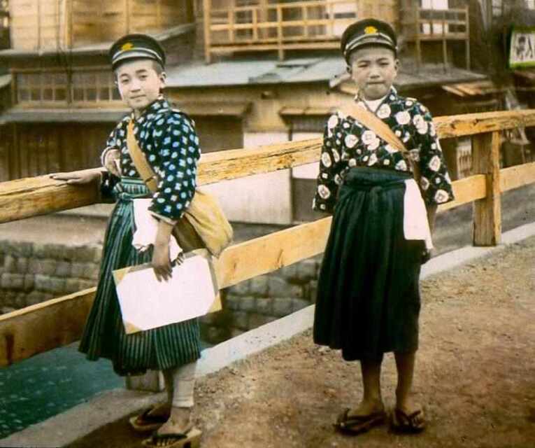Estudantes japoneses com uniformes do ano de 1896