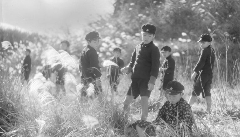 Uniformes escolares japoneses durante a primeira parte da era Showa era pensados dentro da lógica militarista