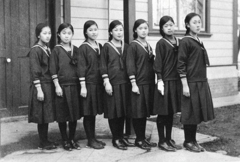 Os clássicos e icônicos uniformes escolar femininos dos anos 50 e 60