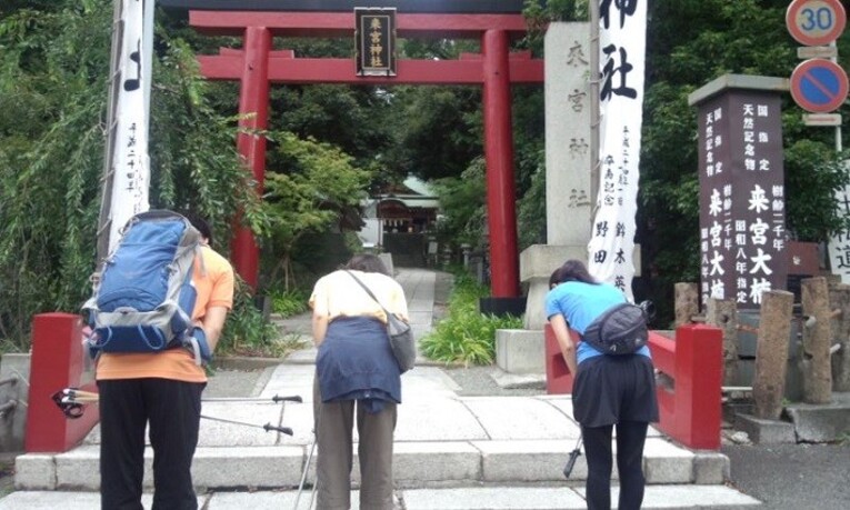 Na hora de ir embora do santuário, não esqueça de sair pelo lado esquerdo do Torii, e depois de cruzar do sagrado para o profano (mundano), dê meia volta e faça uma última reverência para se despedir das deidades do santuário