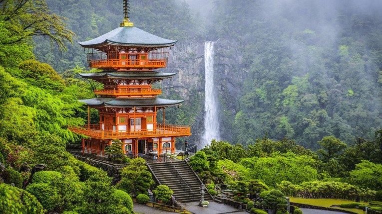Santuário Kumano Nachi Taisha com cachoeira Nachi-no-Otaki ao fundo, santuário nomeado como Patrimônio Mundial da UNESCO
