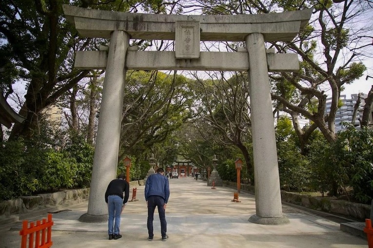 Antes de entrar em solo sagrado se deve fazer uma referência se curvando a 45° do lado esquerdo do Torii